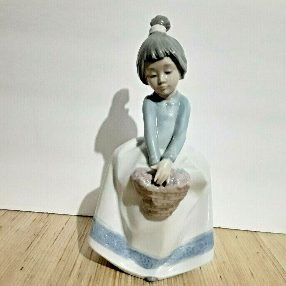Lladro Nao Figurine Pretty Posies Girl With Flowers #1128G Daisa 1990 Spain